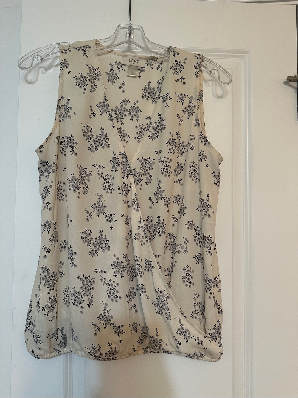 Sz S LOFT sleeveless blouse cream base with grey/black floral pattern V-neckline